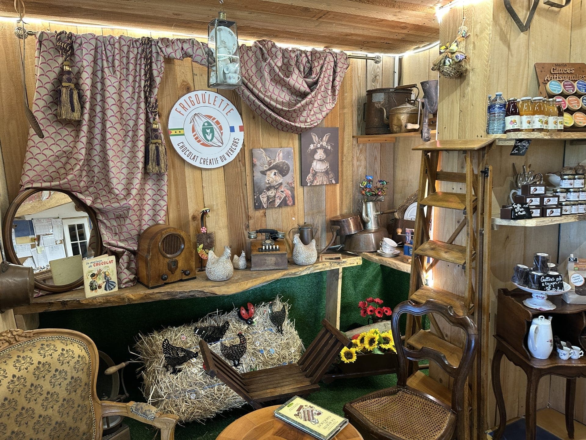 L’intérieur du chalet-boutique de la chocolaterie, à Beaufort-sur-Gervanne