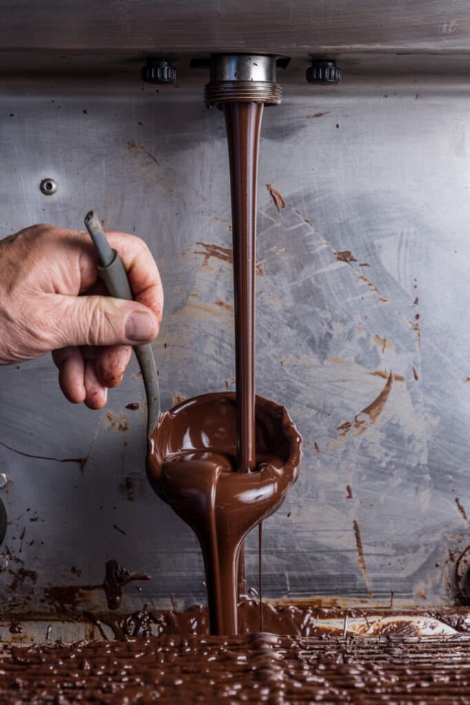 Le chocolat fondu coule dans le laboratoire, visible pendant la visite (© Marianne Louge)
