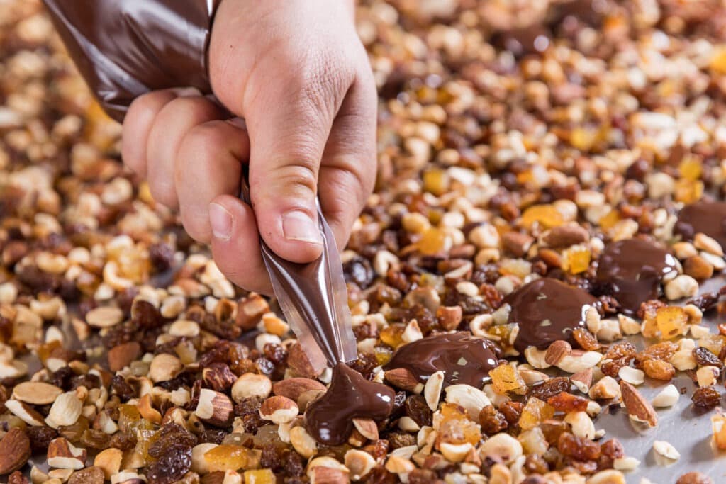 Handmade mendiants with dried fruit and nuts (© Marianne Louge)