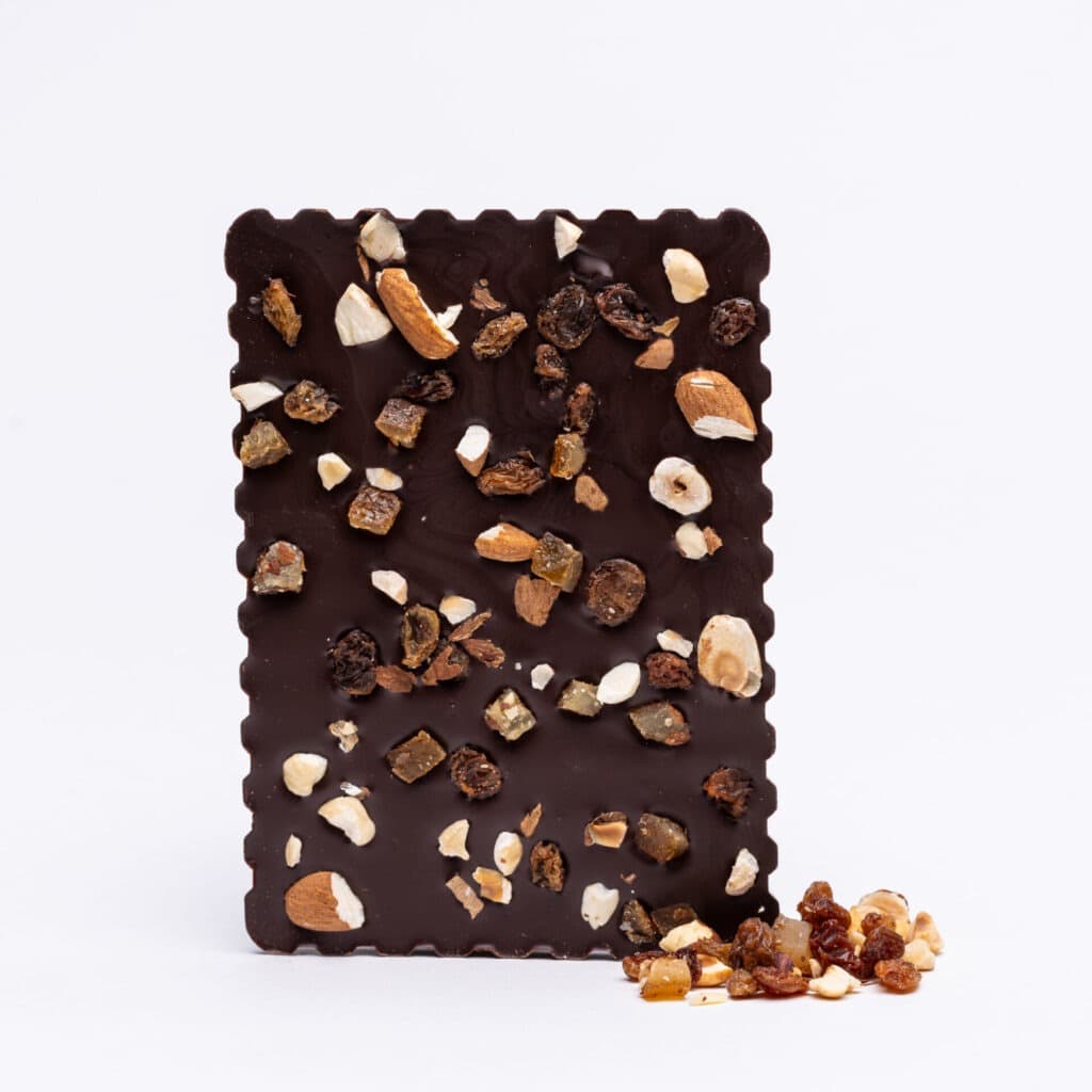 A bar of dark chocolate studded with dried fruit (© Marianne Louge)