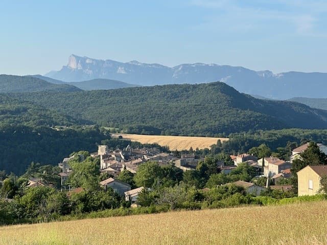 Le village de Beaufort-sur-Gervanne, au pied du Vercors