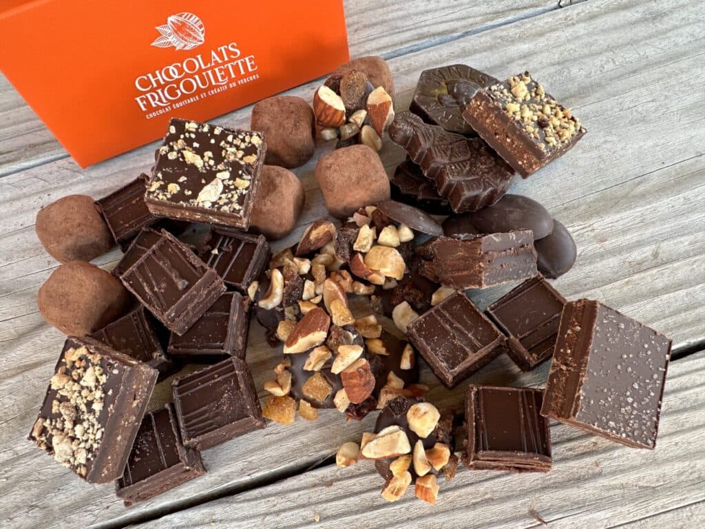 Coffret orange Chocolats Frigoulette et assortiment de chocolats artisanaux