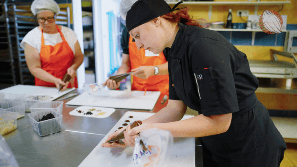 Participants façonnant leurs chocolats pendant un atelier