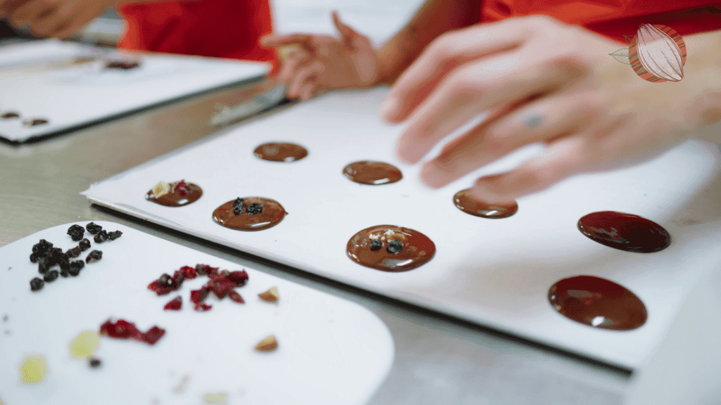 Le chocolat travaillé à la main pendant un atelier