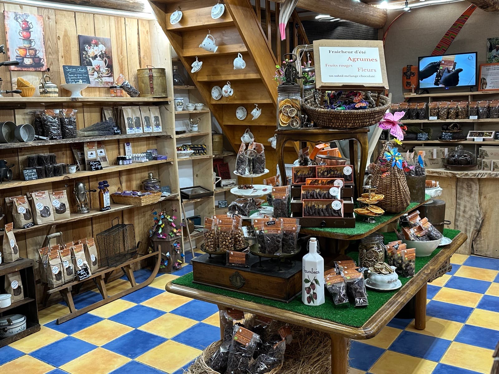 L’intérieur du chalet boutique de la chocolaterie, ses étagères de bois garnies de chocolats