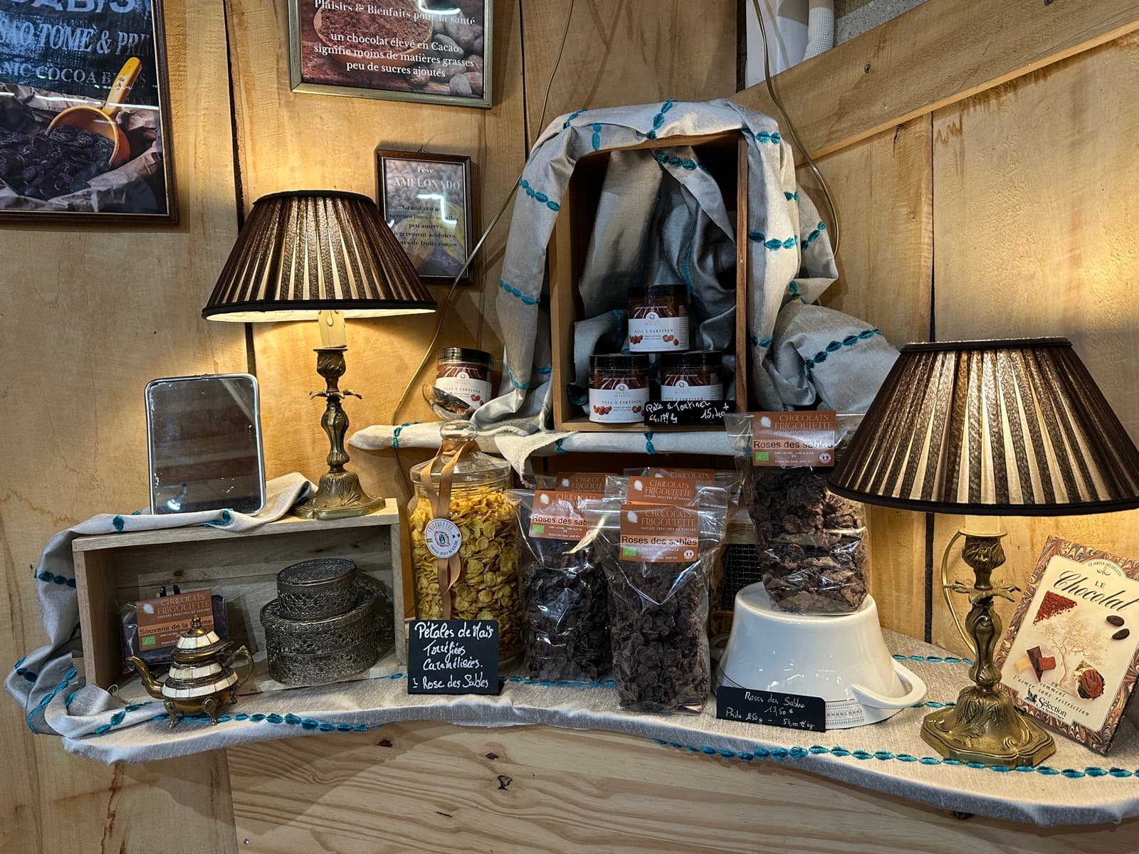 Le coin gourmand du chalet : pâtes à tartiner, roses des sables et lampes anciennes