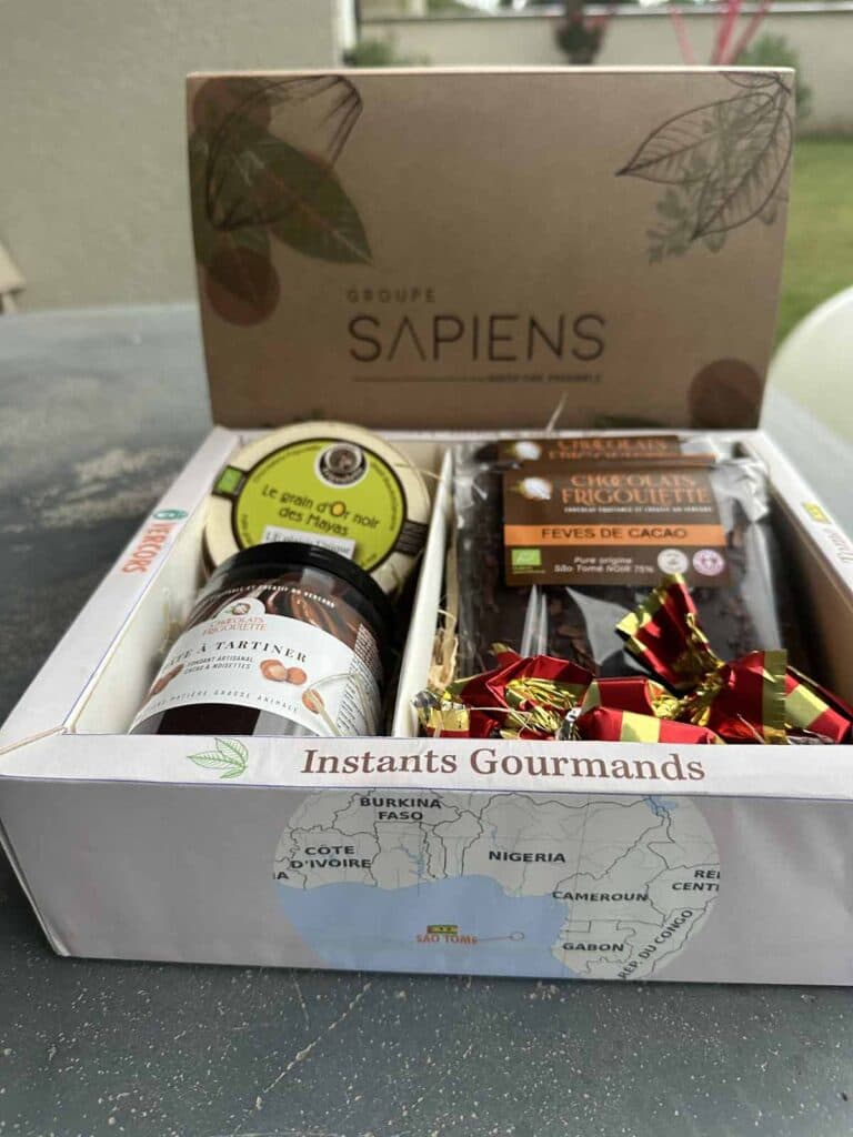Coffret cadeau « Instants Gourmands » personnalisé pour une entreprise : pâte à tartiner, fèves de cacao enrobées et papillotes