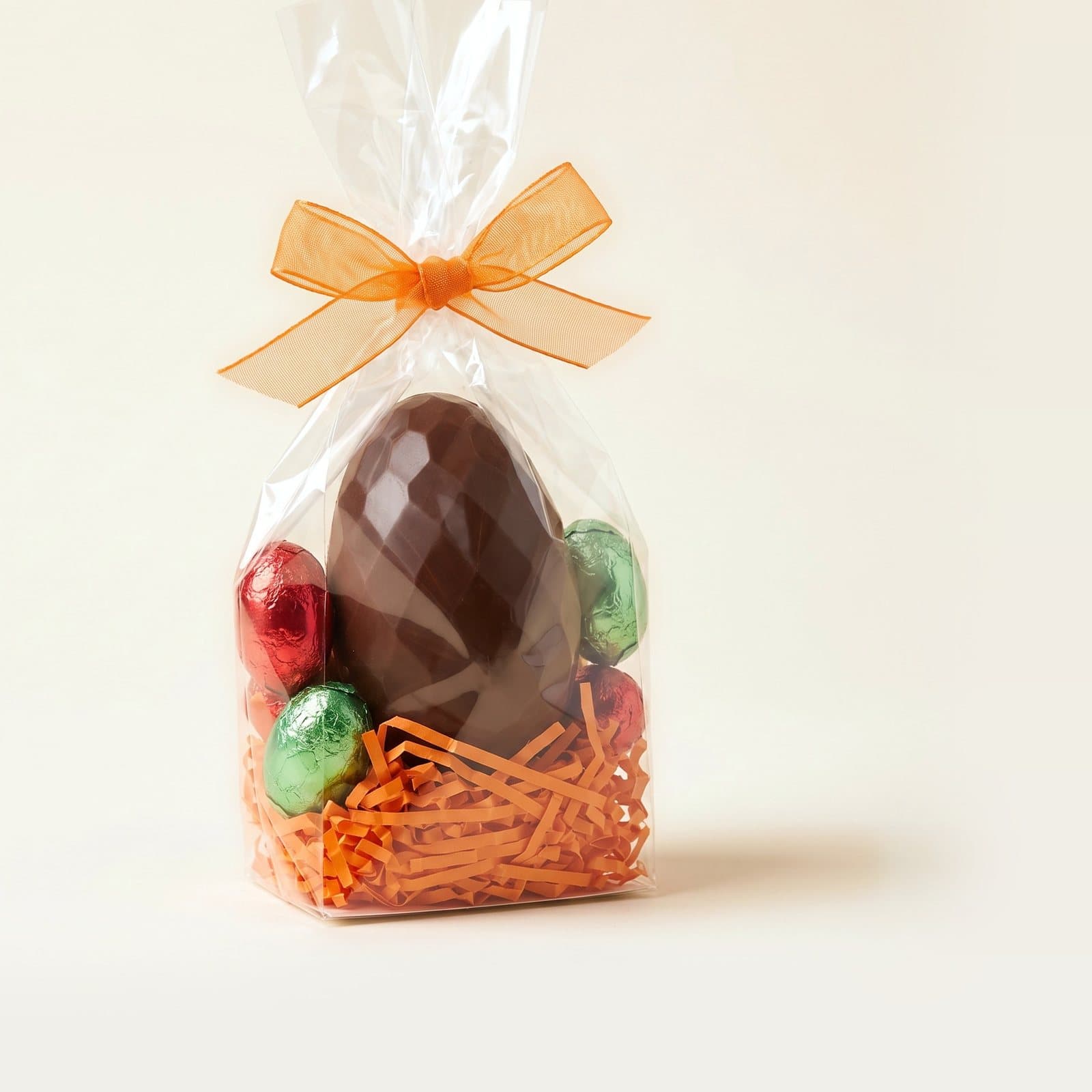 Gros oeuf au chocolat, garni de petits œufs et de friture, chocolats Frigoulette