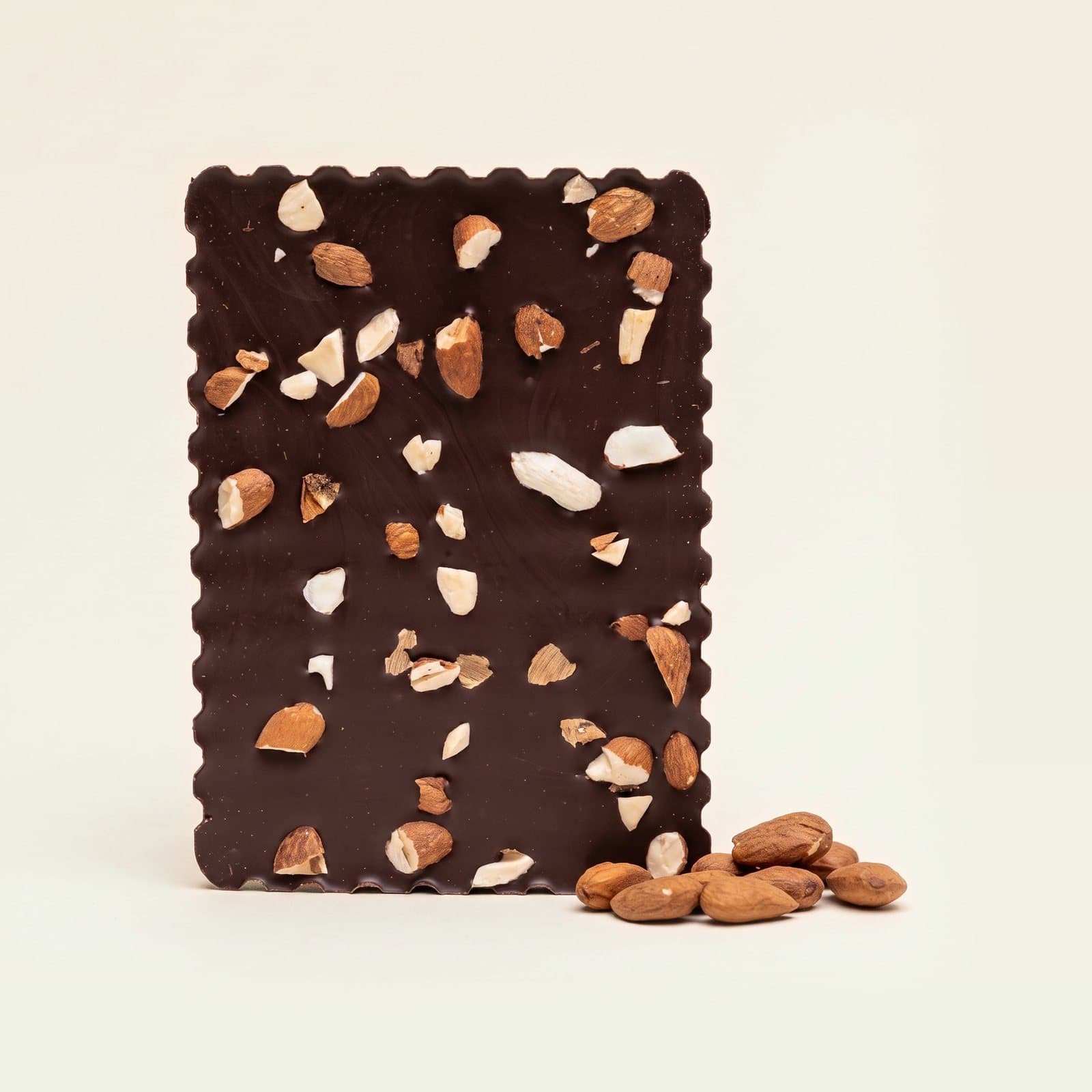 Tablette de chocolat noir Amandes grillées, chocolats Frigoulette
