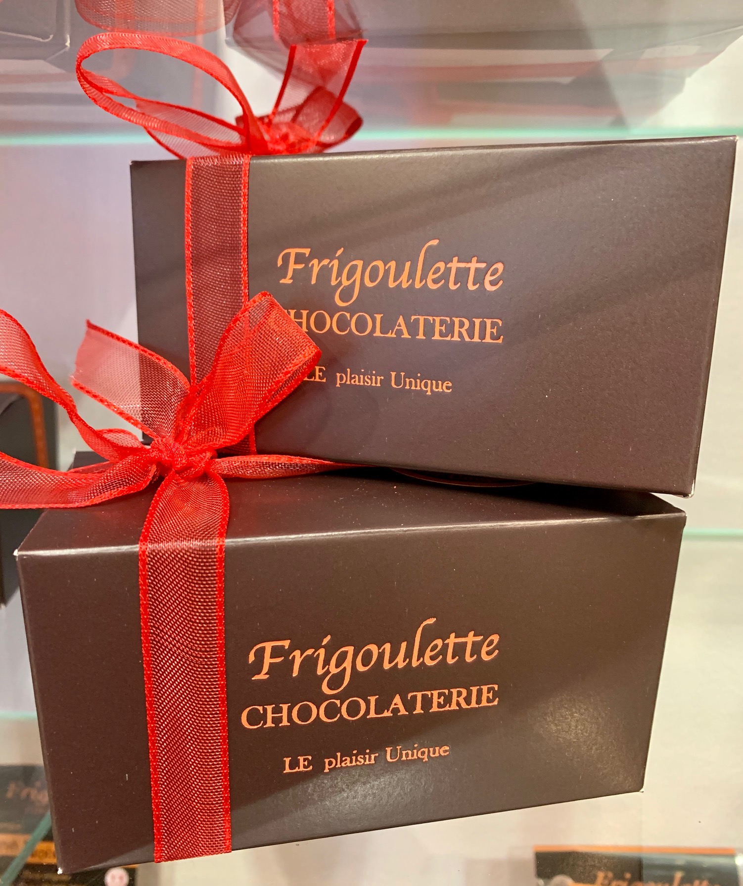 chocolatier Drôme, Chocolats Frigoulette, chocolaterie bio et equitable, achat en ligne Drôme, ballotin rouge