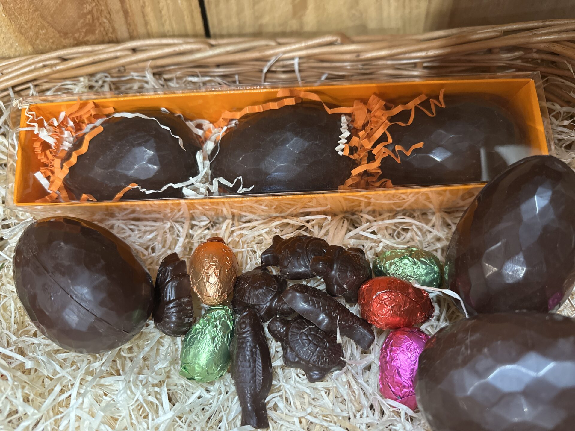 "oeufs de paques , fabrication artisanale, chocolats frigoulette, vercors, drome"