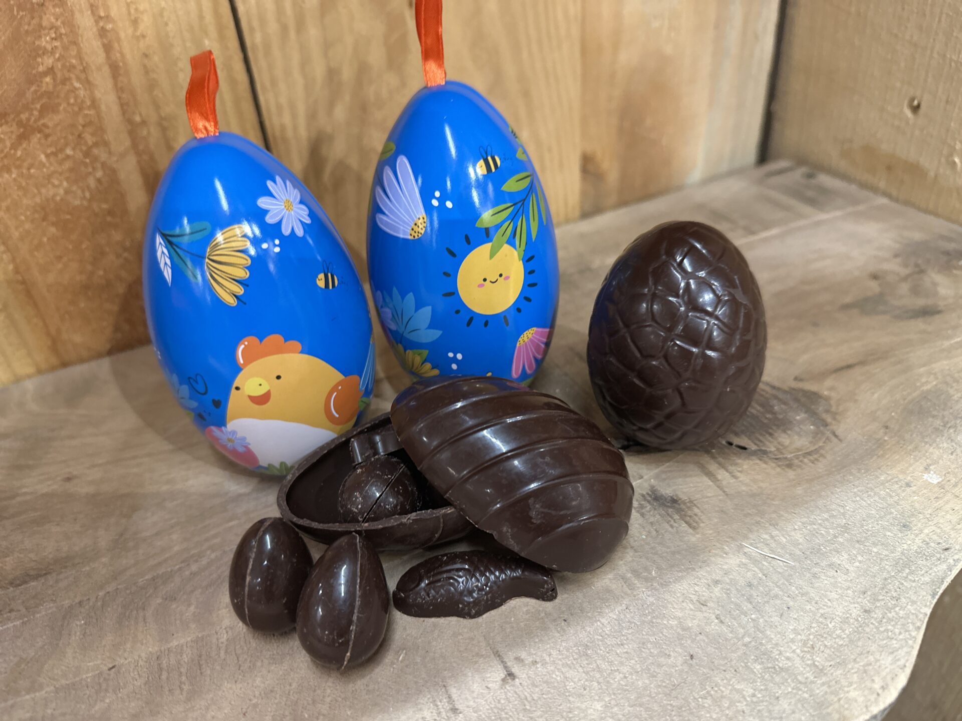 Gros oeuf garni d'oeufs pralinés